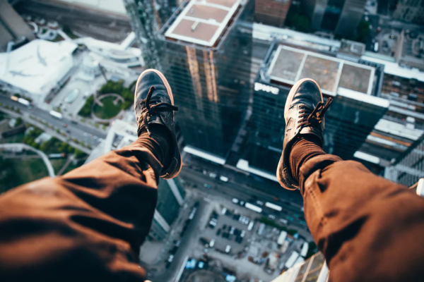 rooftopper-looking-down_1024x102.png